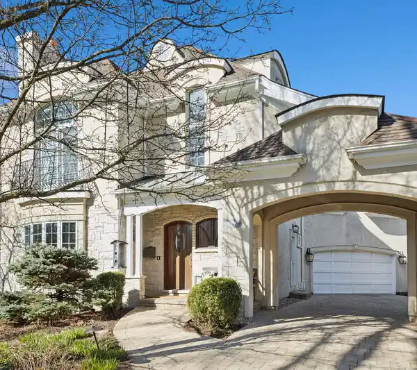 SPACIOUS RESIDENCE IN A COVETED NEIGHBORHOOD
