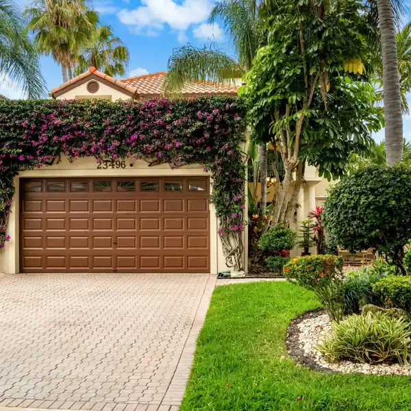 LUXURIOUS VALENCIA ESTATE SURROUNDED BY TROPICAL LANDSCAPING