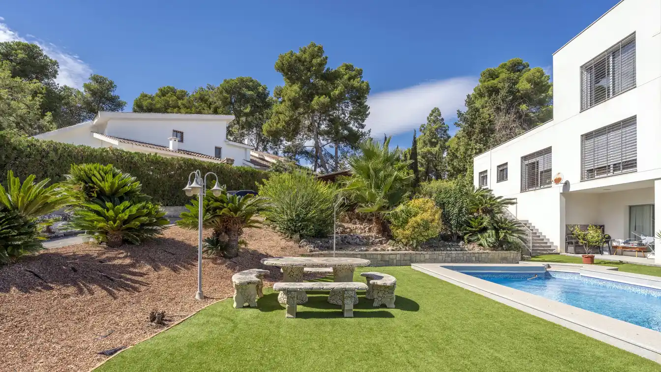 Elevated Residence in Santa Apolonia