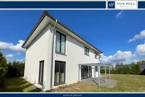 Beautiful Living with a Versatile Layout