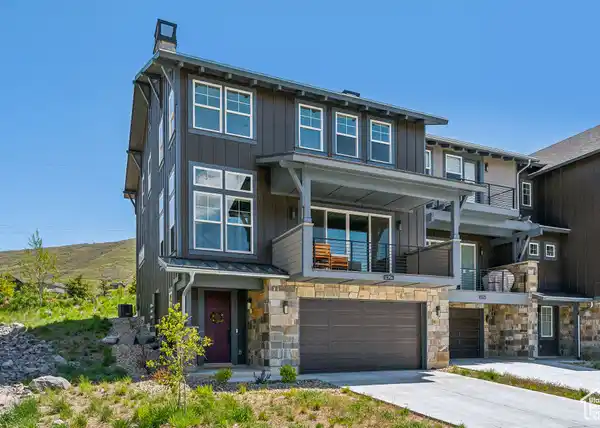 MOUNTAIN MODERN ROW-END TOWNHOME IN HIDEOUT
