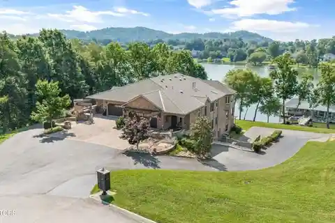 Refined Comfort in a Scenic Lakefront Community
