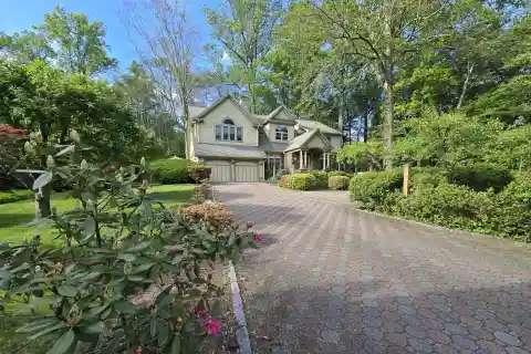 Dramatic 4-5 Bedroom Contemporary