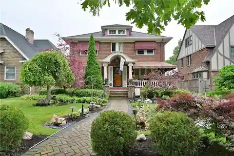 Award-winning Lakefront Colonial