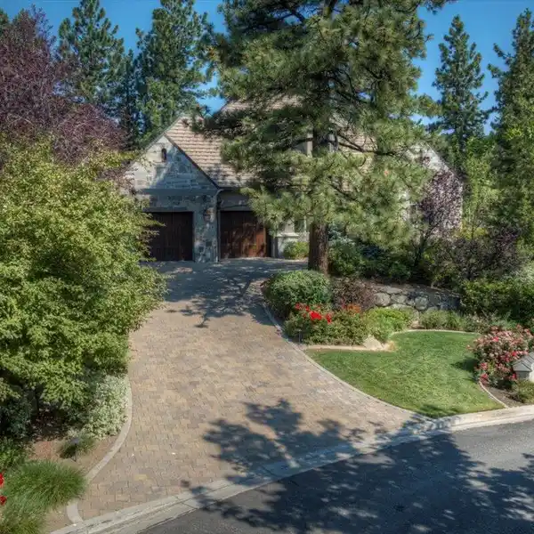 TURNKEY SINGLE-LEVEL HOME IN CREEKSIDE MANORS