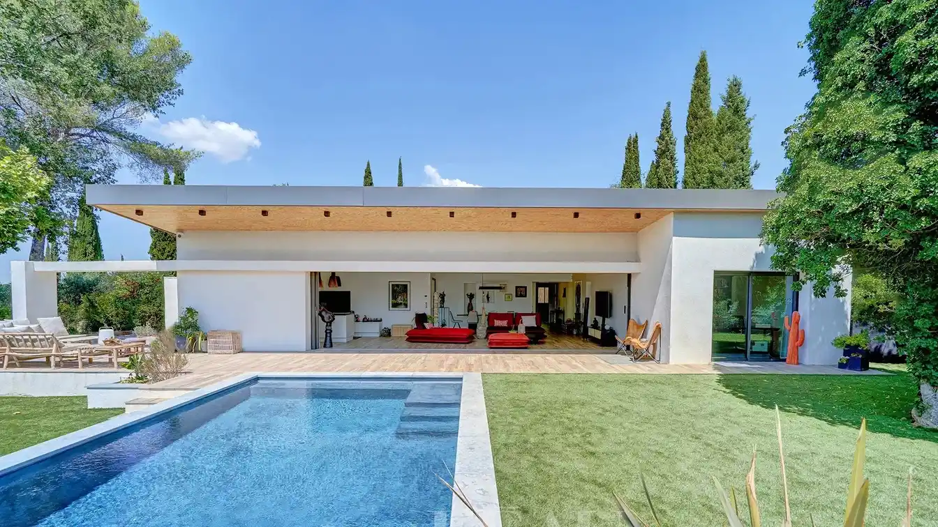 Contemporary Luxury Home in a Peaceful Setting