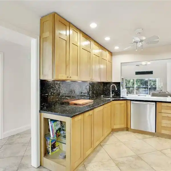 OPPORTUNITY FOR AN OLD NAPLES PIED A TERRE