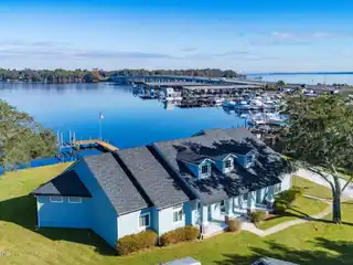 Beautiful Waterfront Pool Home on Doctors Lake