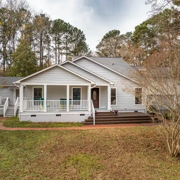 VERSATILE UPDATED RESIDENCE IN DESIRABLE FEARRINGTON VILLAGE