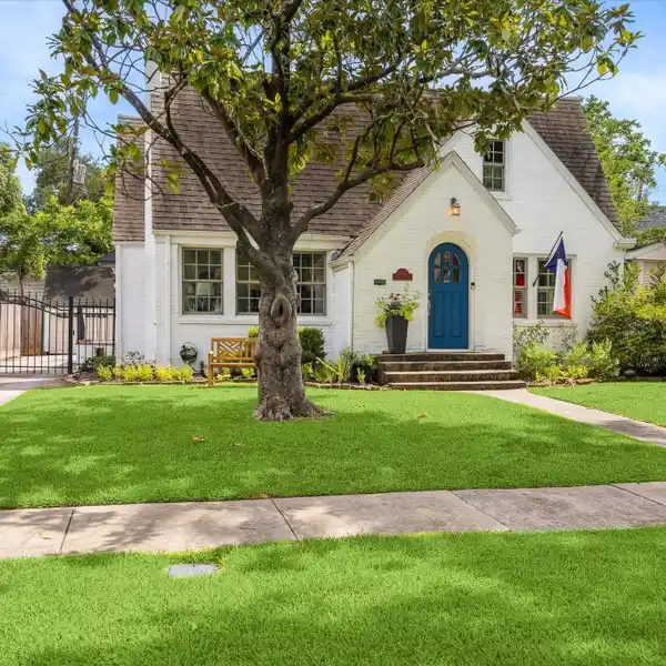 CHARMING AND UPDATED SOUTHGATE COTTAGE