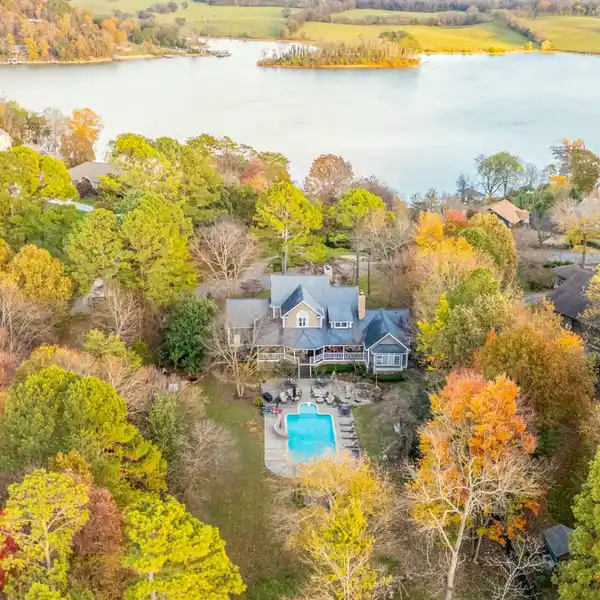 EXQUISITE RESIDENCE ON OVER AN ACRE OF LAND
