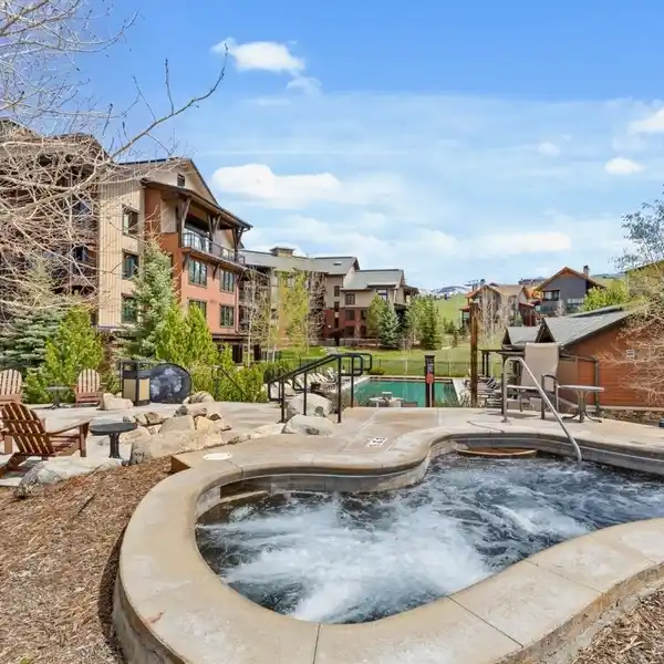 TOP-FLOOR SKI CONDO IN TRAILHEAD LODGE