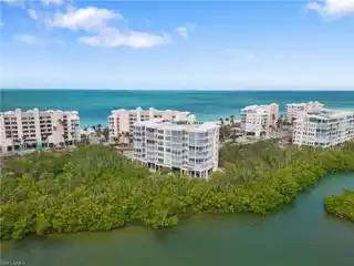 Beautiful Bay-view Unit in Barefoot Beach Club