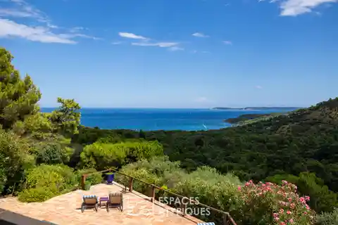 Modernist Seaside Home in Gaou-Bénat