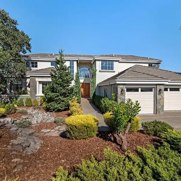 NEWLY RENOVATED HOME ON THE GREEN AT EXCLUSIVE FOUNTAINGROVE GOLF CLUB