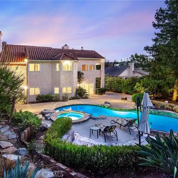 MODERN COMFORT MEETS TIMELESS DESIGN IN AGOURA HILLS