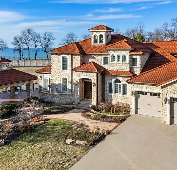 ELEGANCE AND TRANQUILITY OVERLOOKING THE LAKE