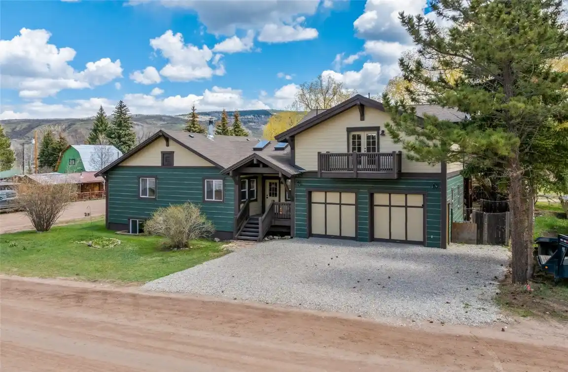 Mountain Charm in a Desirable Community