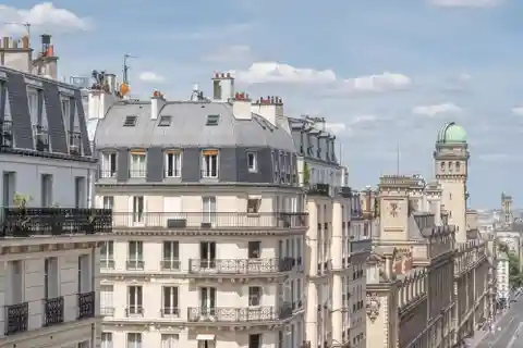 Meticulously Renovated Full-Floor Apartment