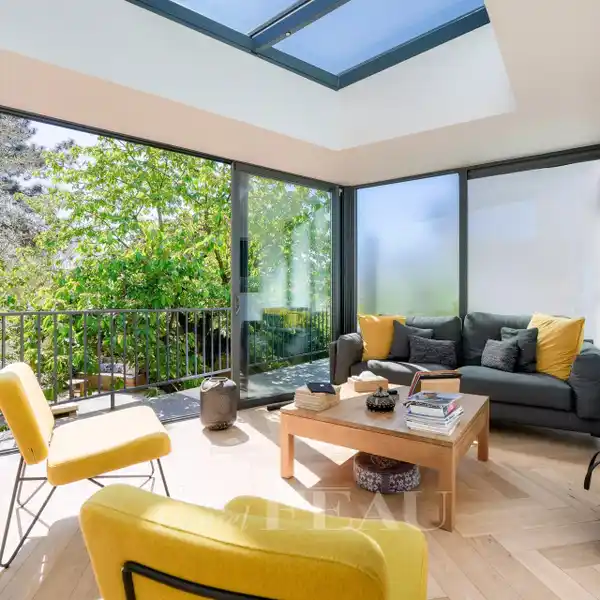 LIGHT-FILLED MODERN HOME WITH GARDEN