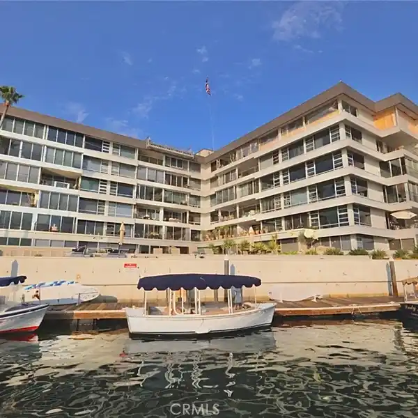 PREMIER BAY-FRONT RESIDENCE IN EXCLUSIVE CHANNEL REEF