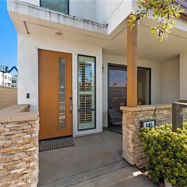 MODERN END-UNIT TOWNHOME