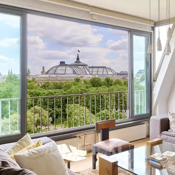 TOP-FLOOR APARTMENT WITH PANORAMIC VIEWS