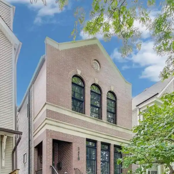 HIGH-END VIKING KITCHEN ANCHORS STYLISH INTERIORS