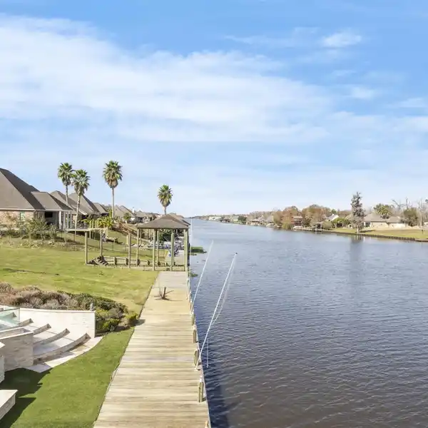 SPECTACULAR LUXURIOUS WATERFRONT LIVING