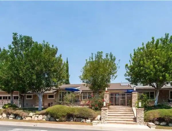 SPECTACULAR RANCH STYLE CUSTOM ESTATE IN KNOLLWOOD
