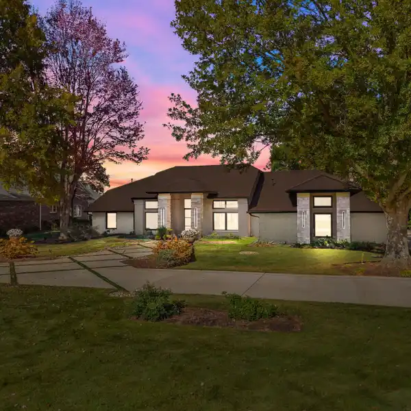 ARCHITECTURAL ELEGANCE MEETS LAKESIDE LUXURY WITH PEACEFUL SUNSET CRUISES