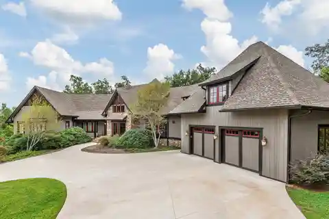 Mountain Retreat in the Heart of Lake Adger
