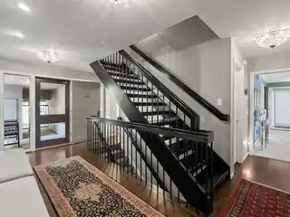Luxury Detached Condo in Prestigious Area