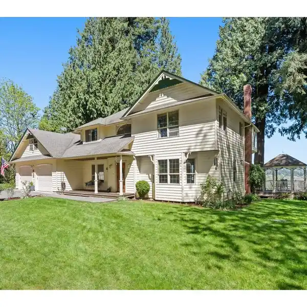 EXPANSIVE PRIVATE RETREAT WITH SHOP