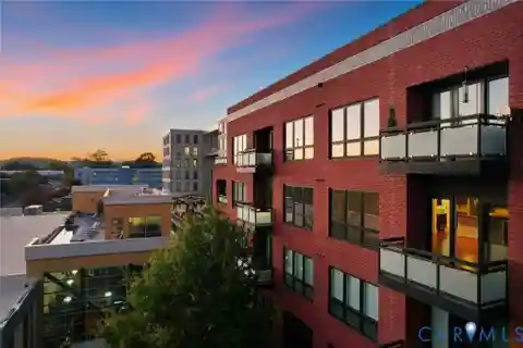 Stunning City Residence with Expansive Mountain Views