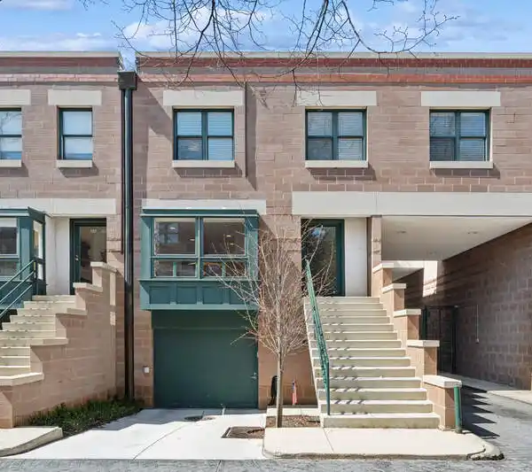 TRANQUIL TOWNHOUSE IN THE HEART OF LINCOLN PARK