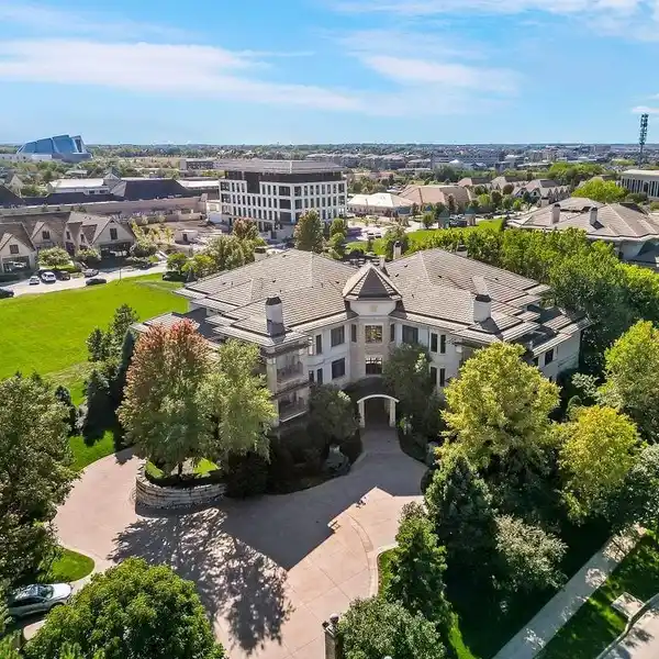 FIRST-FLOOR CONDOMINIUM IN PRESTIGIOUS PARKWAY 133