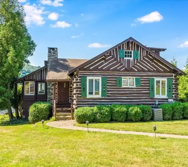 STUNNING CRANE-STYLE HOME ON LAKE MOHAWK