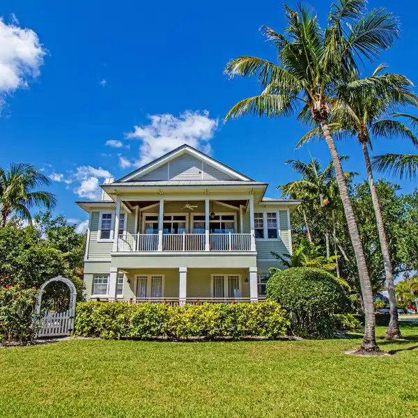 PRIVATE TROPICAL PARADISE IN THE REEF