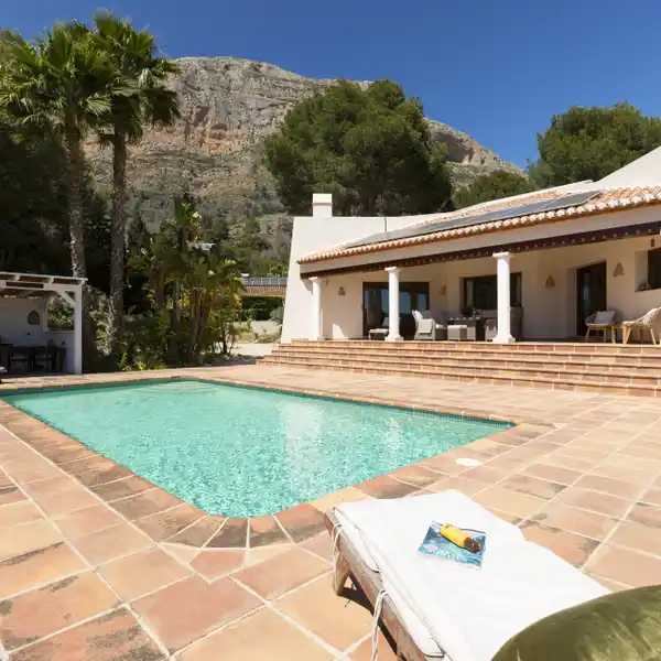 ELEGANT VILLA IN A PRIVILEGED NATURAL SETTING