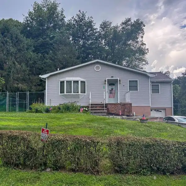 SPACIOUS HOME WITH STUNNING AREAS