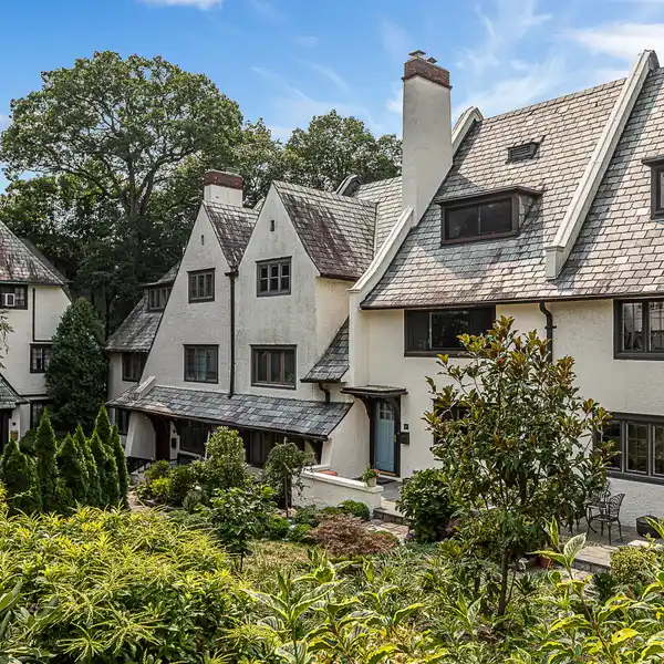 ARCHITECTURALLY BEAUTIFUL TOWNHOUSE