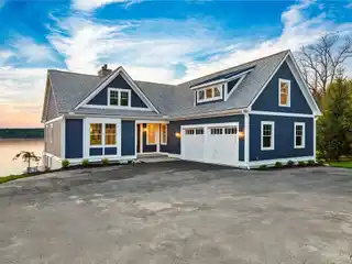 Exceptional Newly Built Lakefront Retreat