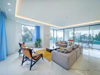 Full-floor Sea-view Apartment