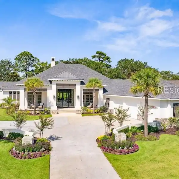 REFINED LOWCOUNTRY LIVING