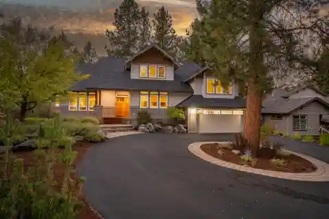 Luxury Living in Awbrey Glen