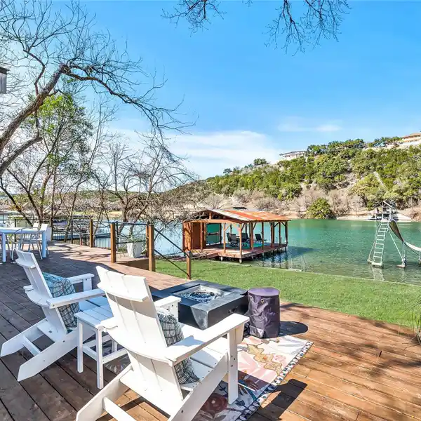 CHARMING WATERFRONT RETREAT