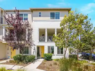 Townhouse-style Condo in Desirable Bayshores