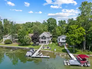Welcoming Home on Green Lake