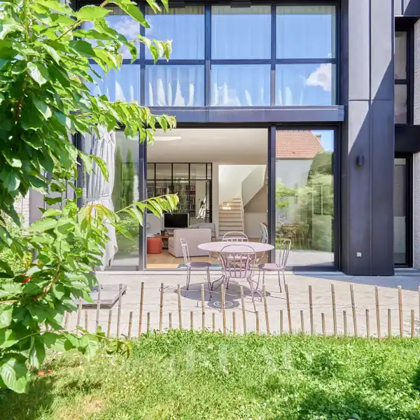 NEARLY NEW ARCHITECT-DESIGNED HOME